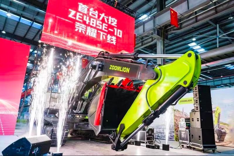 Milestone Moment! First Mid-sized and Large-scale Excavators Roll off Production Line in Excavating Machinery Park of ZOOMLION Smart Industry City
